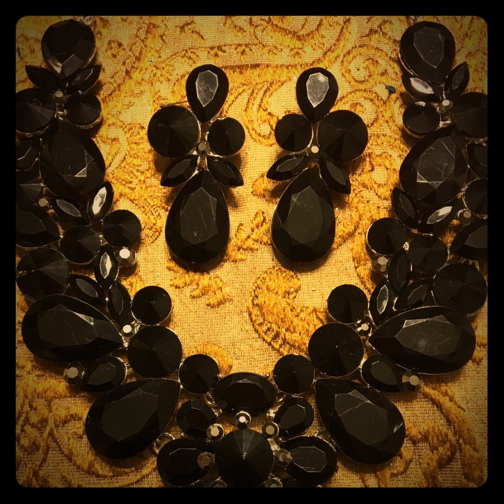 Black Gemstone Set: Necklace & Earring